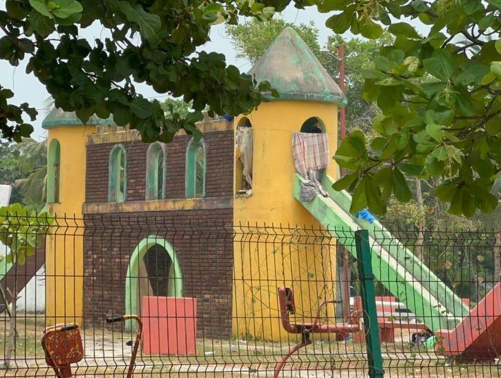 Parque infantil se convierte en hogar de indigentes y migrantes; una pareja se adueñó del Castillo