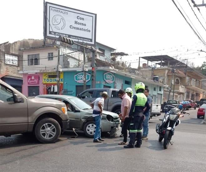 Chocan vehículo y camioneta en Córdoba; ¿qué pasó?