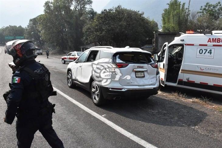 Volcadura de tráiler impacta a camioneta familiar en Nogales; conductor huye
