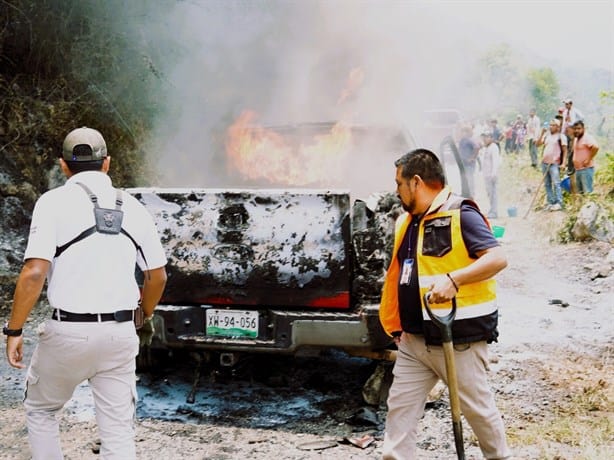 Incendio arrasa con camioneta en Ixhuatlán del Café; hay dos lesionados