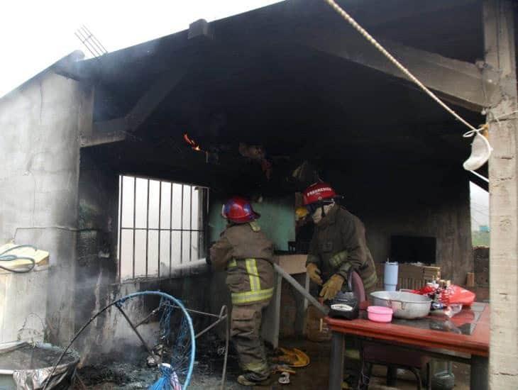 Arde en llamas domicilio de Coatzacoalcos; bomberos combatieron el fuego