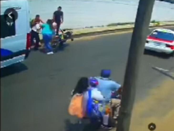 Tras percance vial, motociclista agrede a conductora de van en Cosoleacaque | VIDEO