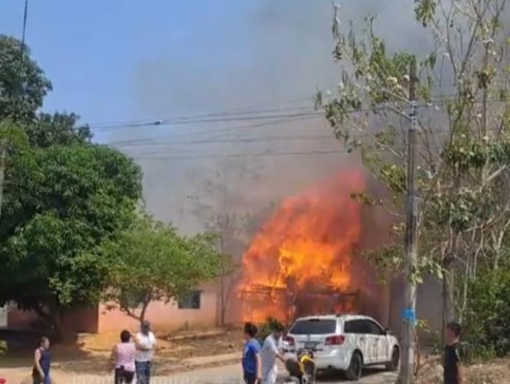 Voraz incendio consume palapas y alcanza viviendas en Zaragoza