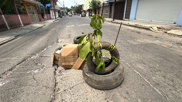 Nadie atiende socavones en calles de Poza Rica