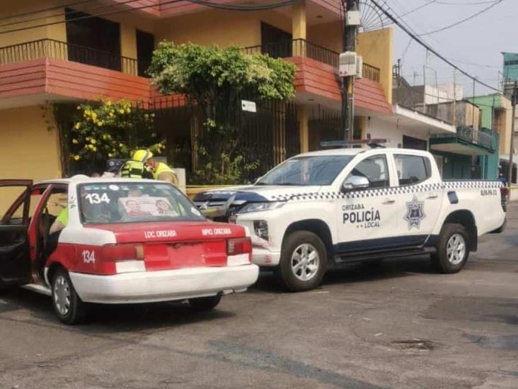 Dos menores de edad, heridos tras choque de patrulla y taxi en Orizaba