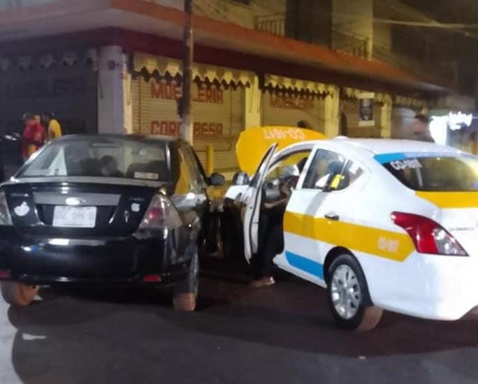 Se registra choque entre taxi y auto en Córdoba