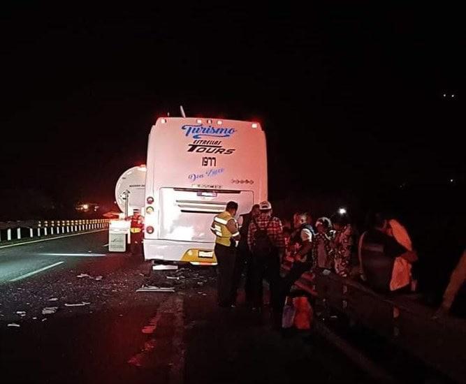 Fuerte accidente entre autobús de turismo y tráiler deja 4 lesionados en Maltrata