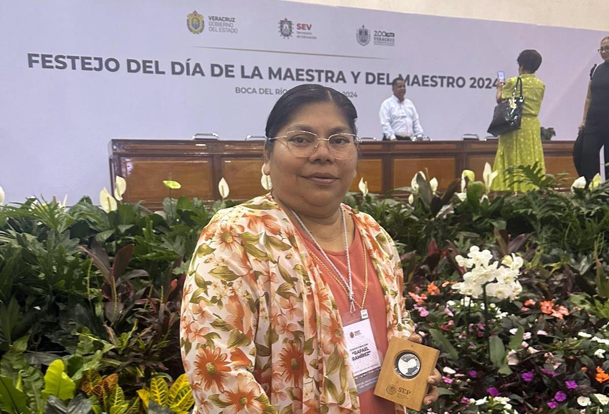 Gobierno de Veracruz reconoce trayectoria de Lourdes Cruz Chiñas, profesora de Agua Dulce