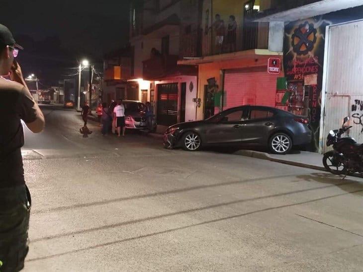 Por error choca su auto contra un portón en Xalapa; ¡y quiso darse a la fuga!