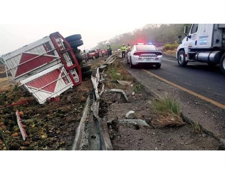 Vuelca camión torton cargado en la autopista Veracruz-Córdoba; rapiñeros al acecho