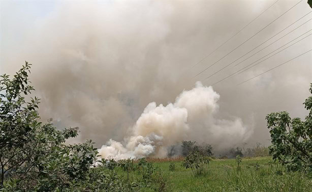 Quema de basura se convierte en incendio de pastizal en Río Blanco