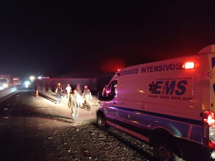 Trágico accidente entre tráiler y auto en el libramiento Xalapa-Miradores; hay tres heridos y un fallecido 