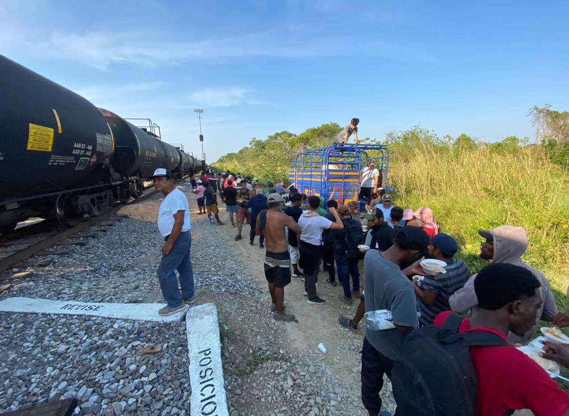 Caravana de migrantes arriba a Medias Aguas | VIDEO