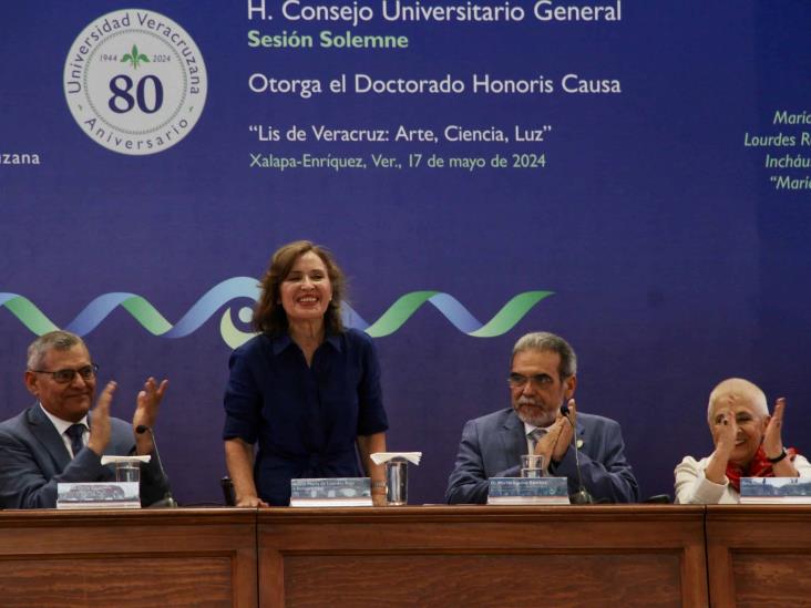 Recibe María Rojo Doctorado Honoris Causa por la Universidad Veracruzana