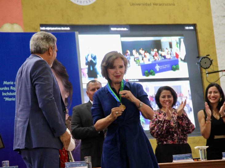 Recibe María Rojo Doctorado Honoris Causa por la Universidad Veracruzana