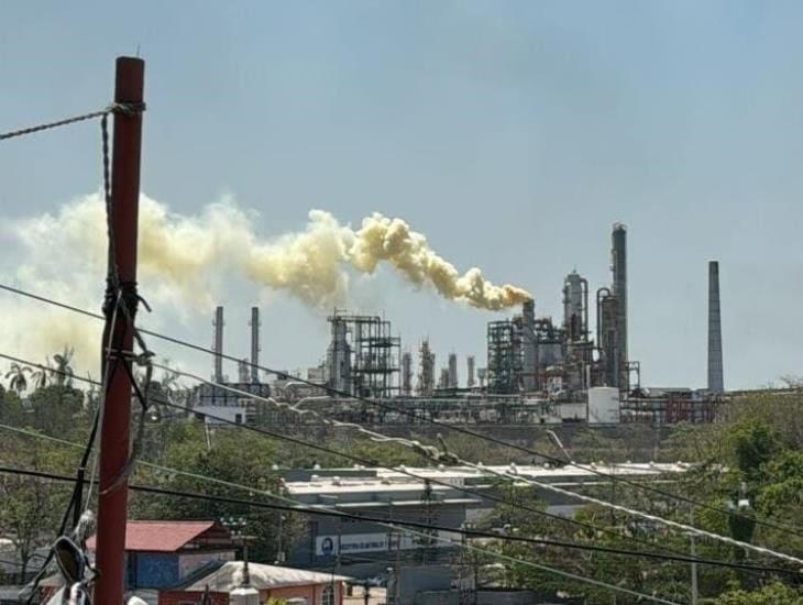 Capa de humo blanco de la refinería de Minatitlán alarma a la población