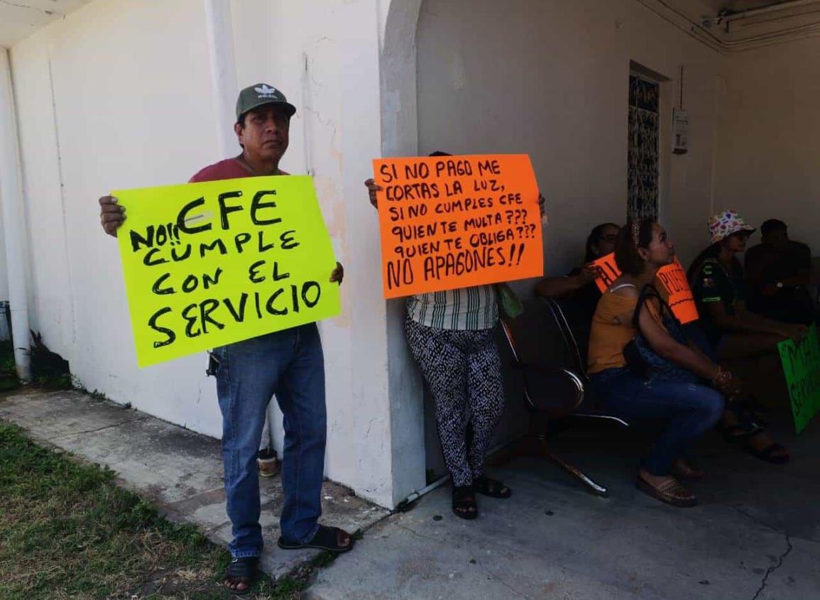 Por constantes apagones; habitantes de Nanchital realizaron manifestación en instalaciones de la CFE