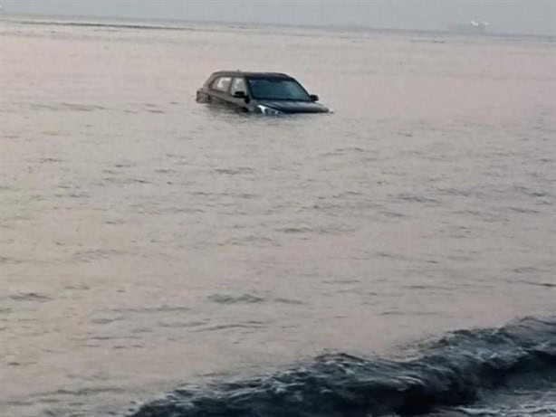 Camioneta flotando en el mar de Veracruz sorprende a Boca del Río