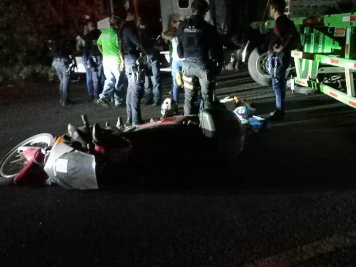 Dos ocupantes de una moto chocan contra tráiler en libramiento de Coatepec
