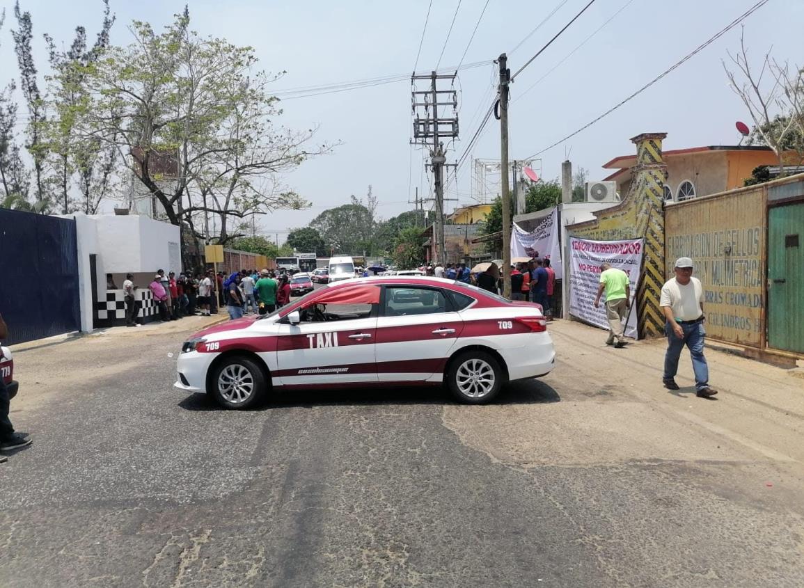 Taxistas amenazan con bloquear carretera en el sur de Veracruz; no quieren competencia