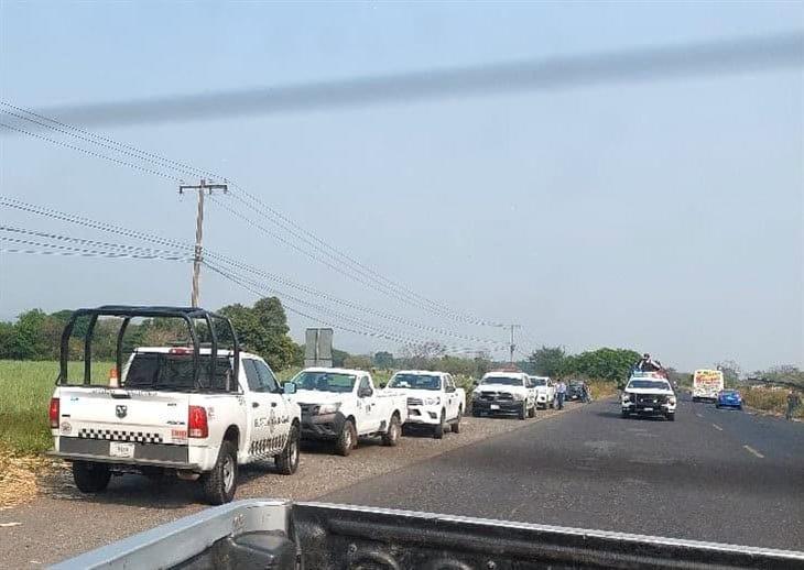 Vuelca camión torton a un costado de la carretera Córdoba-Veracruz