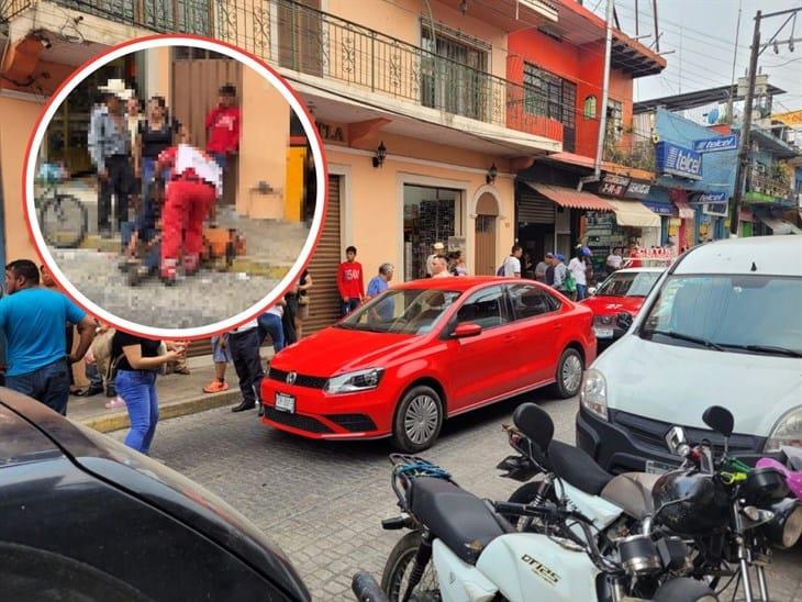 ¡Termina mal! le pegan por acosar a una mujer y termina atropellado por un auto