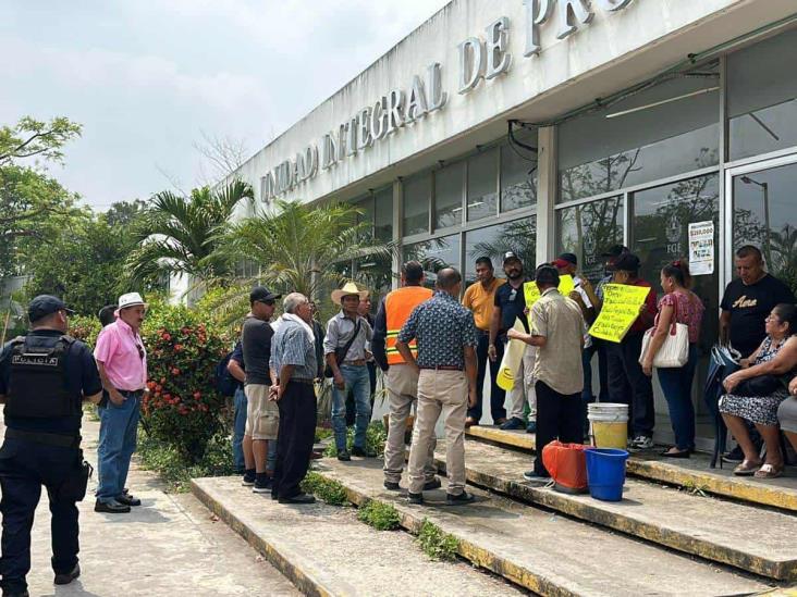 Ex policías de Poza Rica exigen liquidación; denuncian falsificación de cheques