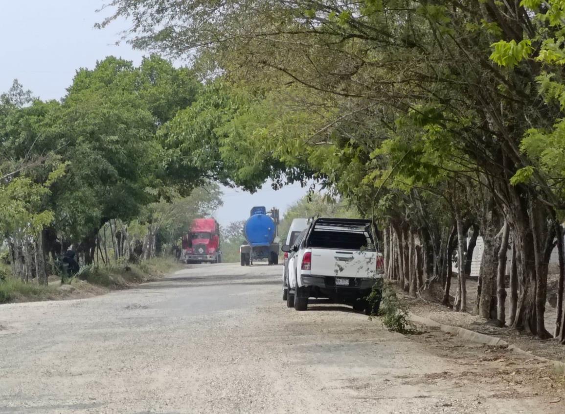 Unidades pesadas deterioran caminos de Moloacán; esperan que Lifting-Cotemar responda