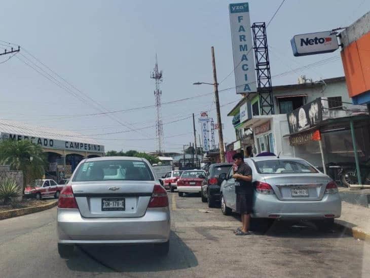 Automovilistas afectados por el caos vehicular de la calle Hidalgo en Ixhuatlán