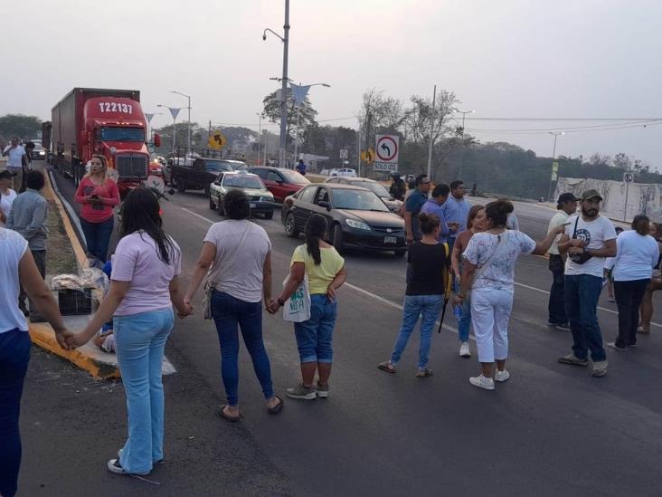 Bloqueo a las afueras de Xalapa; sin agua, 27 fraccionamientos en Emiliano Zapata