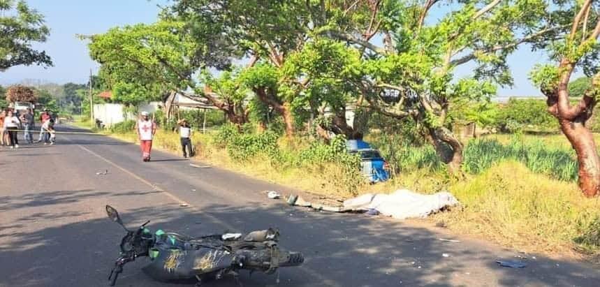 Muere motociclista al ser impactado por camioneta en Tuzamapan