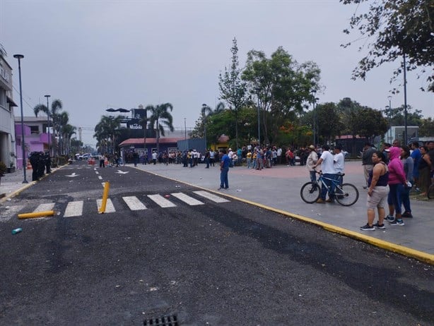 Ixtaczoquitlán: De la crisis por falta de agua a la violencia, apedrean Palacio Municipal y queman vehículos | VIDEO