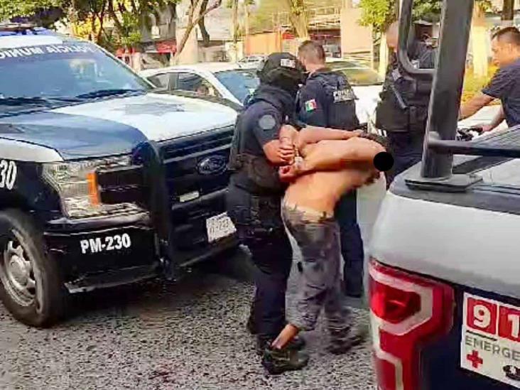 ´Enloquecido´ sujeto agrede a policía y a pasajeros de un autobús en Poza Rica