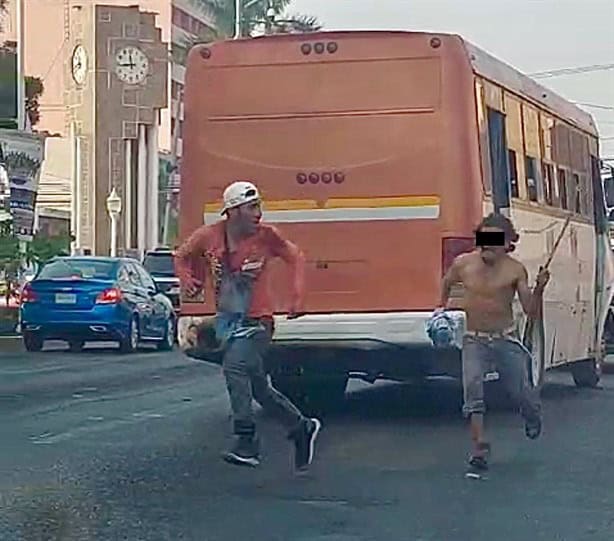 ´Enloquecido´ sujeto agrede a policía y a pasajeros de un autobús en Poza Rica