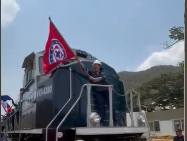 Tren Interoceánico hace su recorrido con banderas de Cruz Azul | VIDEO