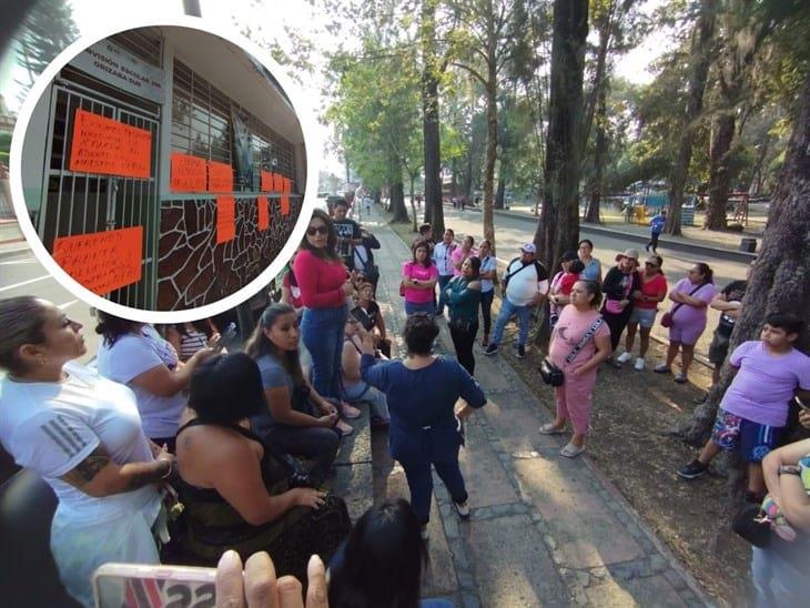 Padres de familia toman supervisión escolar en Orizaba; exigen reinstalación de profesor