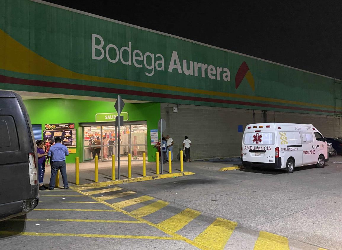 Muere presunto empleado de supermercado en los sanitarios en Minatitlán
