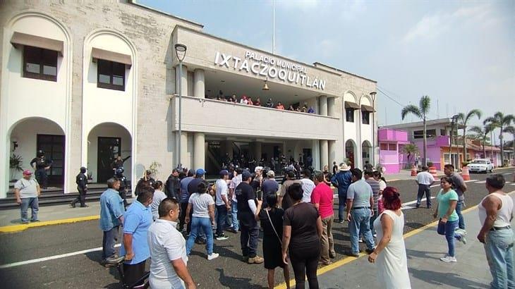 Con el uso de la fuerza, desalojan a manifestantes en el Palacio Municipal de Ixtac