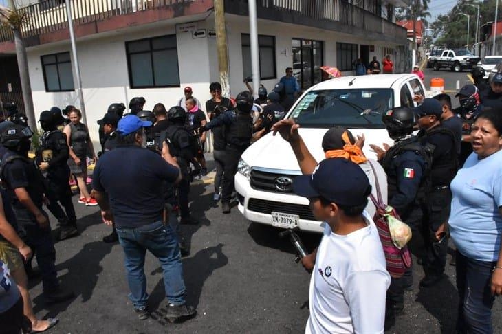 Con el uso de la fuerza, desalojan a manifestantes en el Palacio Municipal de Ixtac