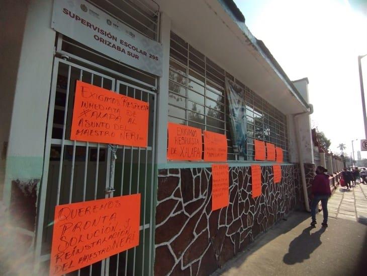 Padres de familia toman supervisión escolar en Orizaba; exigen reinstalación de profesor
