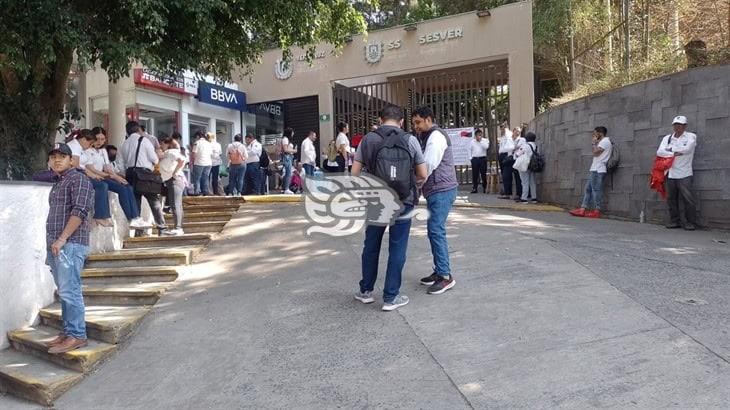 Trabajadores realizan paro de labores en Secretaría de Salud de Veracruz