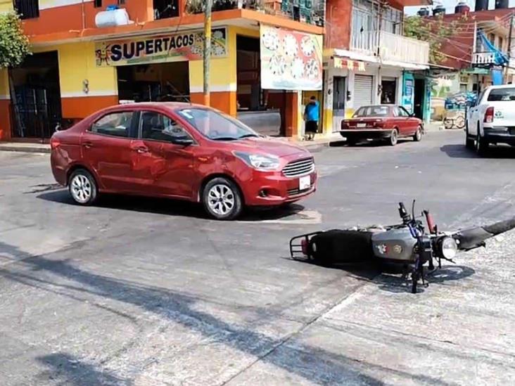 Motocicleta impacta a vehículo en Martínez de la Torre