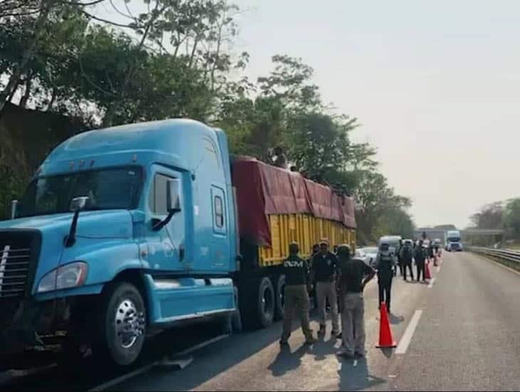 Abandonan a más de 80 migrantes en tráiler sobre la carretera La Tinaja- Cosoleacaque