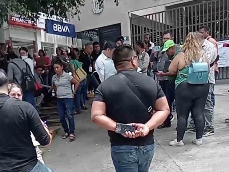Delegado de FGE intimida a trabajadores de Salud-Veracruz que mantienen tomadas oficinas