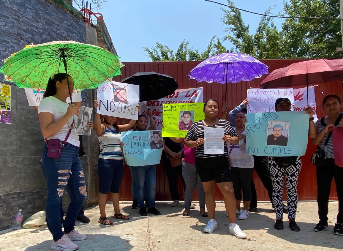 Padres de familia exigen la destitución del director de la primaria "Miguel García Díaz | VIDEO