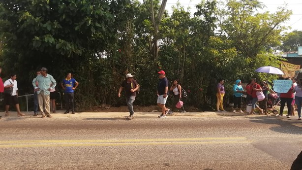 Bloquean carretera Antigua- Minatitlán tras 4 meses sin luz en primaria de Cosoleacaque | VIDEO