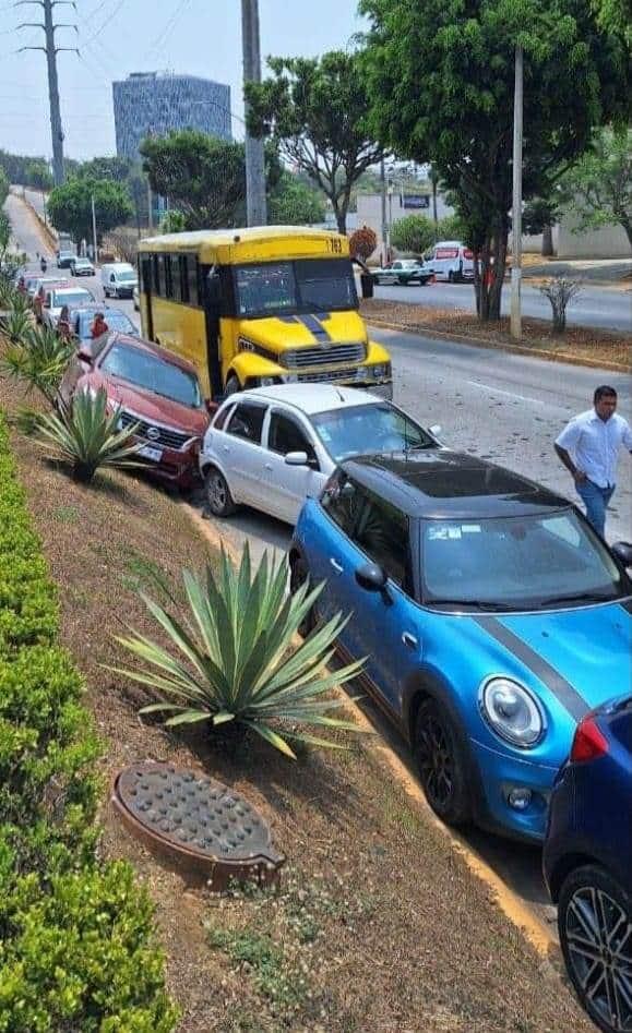 Autobús choca contra autos estacionados en bulevar Guízar y Valencia, en Xalapa