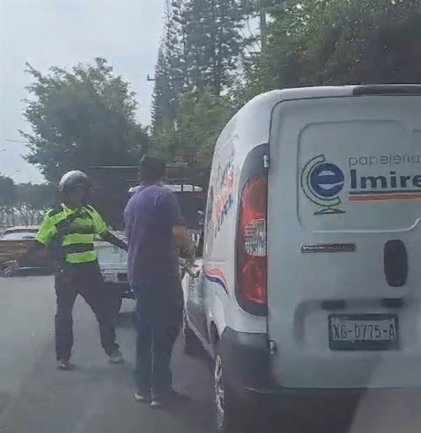 Automovilista y motociclista se dan con todo por problema vial en Xalapa (+Video)