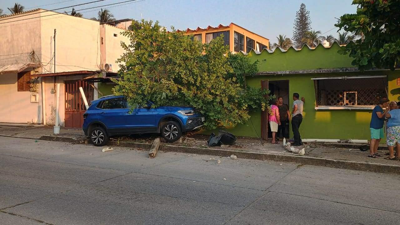 Veloz vagoneta terminó contra un árbol y banca en la colonia Puerto México l VIDEO