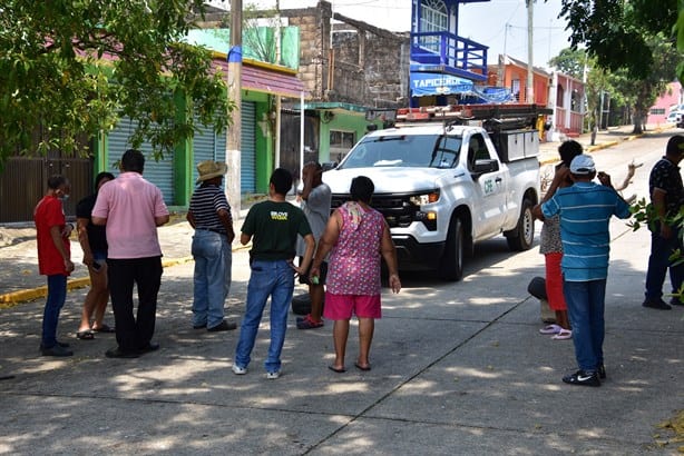 Bloquean avenidas en colonia Puerto México por falta de energía eléctrica; encerraron camioneta de la CFE | VIDEO